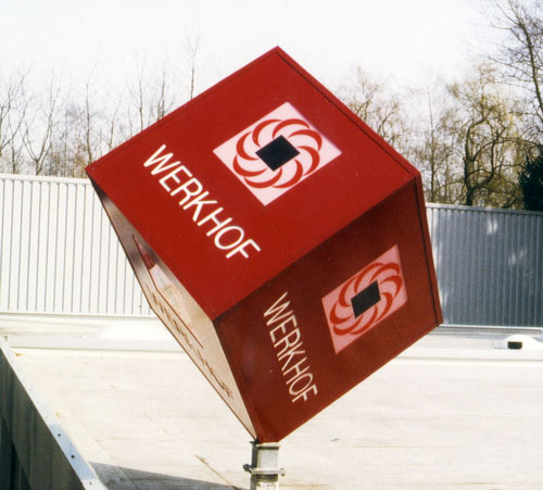 Firmenschild in Form eines Würfels auf dem Dach eines Unternehmens